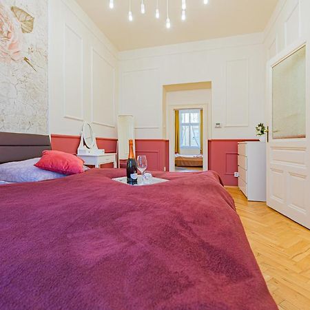 פראג Colorful Wenceslas Square Apartment מראה חיצוני תמונה