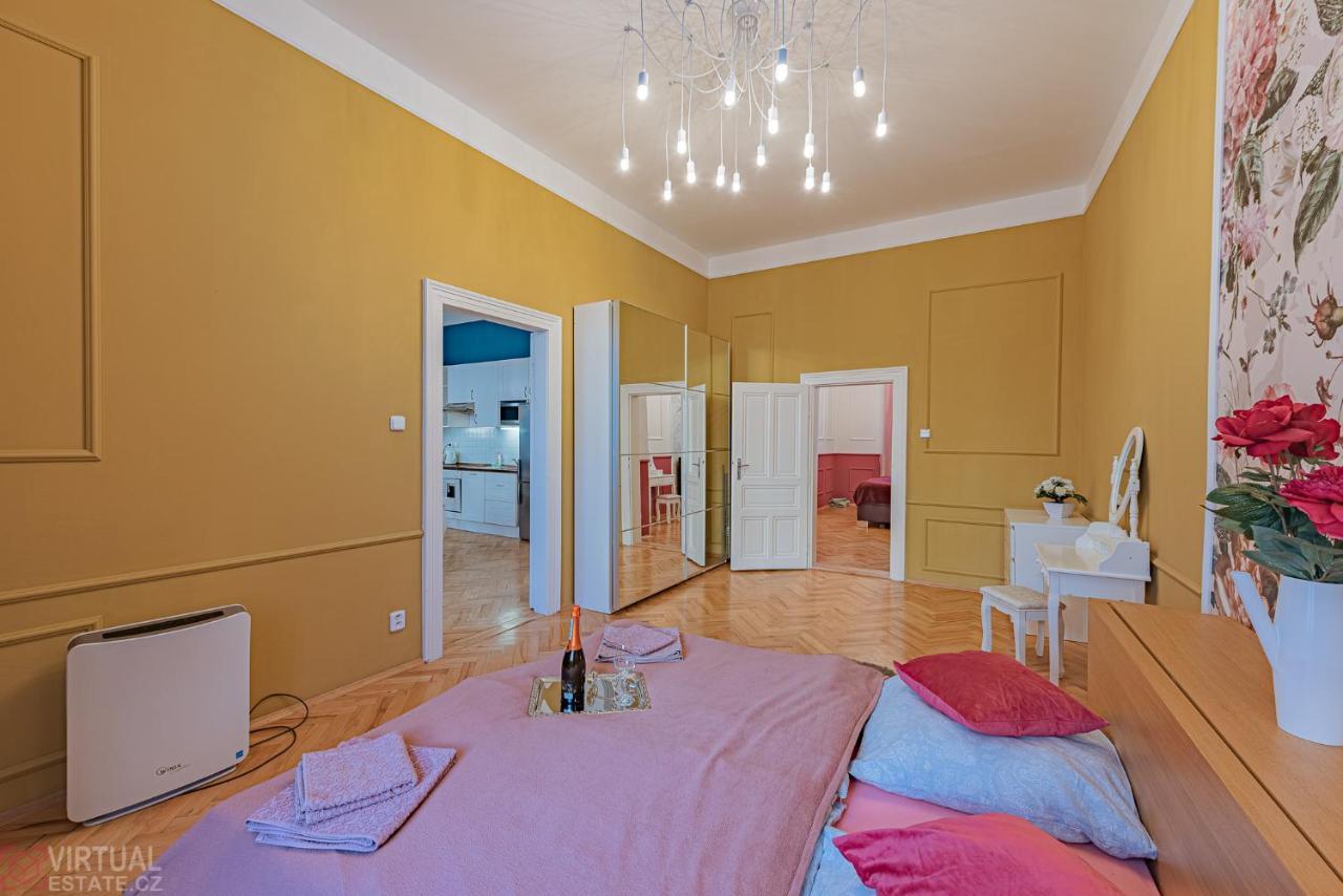 פראג Colorful Wenceslas Square Apartment מראה חיצוני תמונה