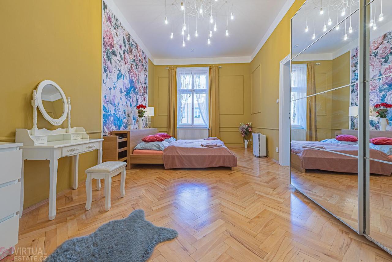 פראג Colorful Wenceslas Square Apartment מראה חיצוני תמונה