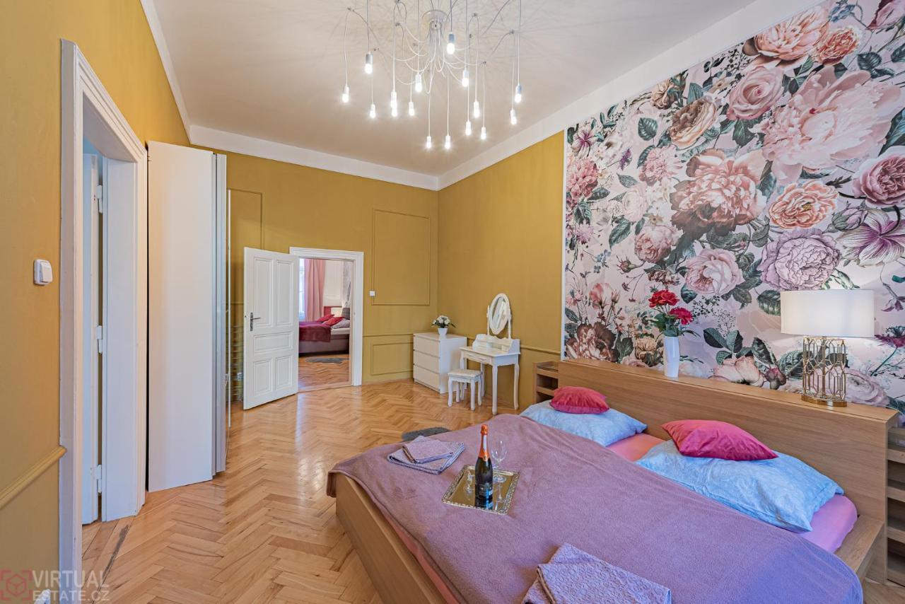 פראג Colorful Wenceslas Square Apartment מראה חיצוני תמונה
