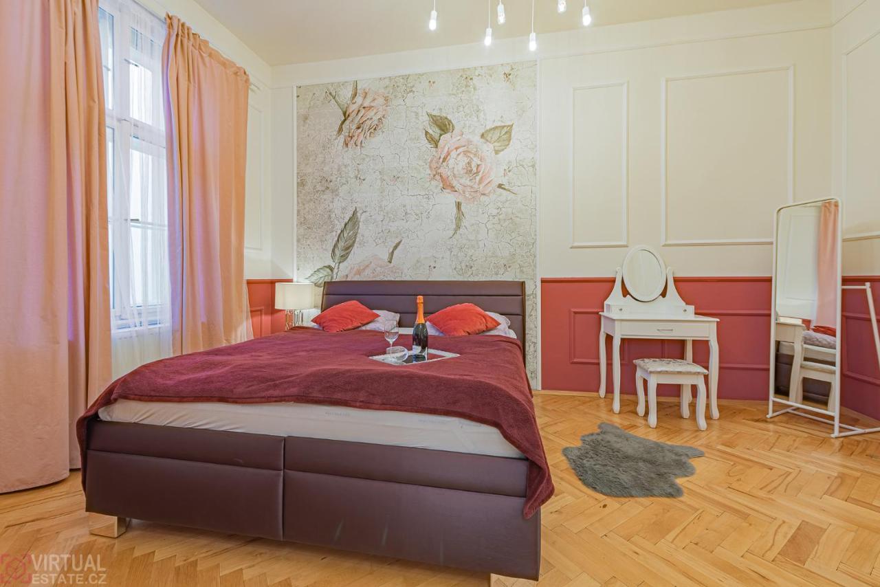 פראג Colorful Wenceslas Square Apartment מראה חיצוני תמונה
