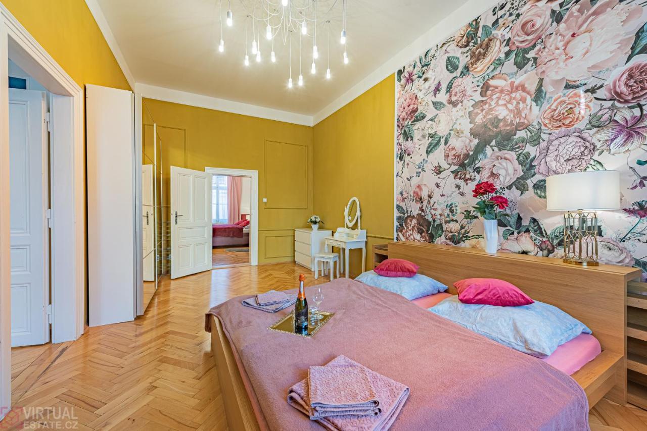 פראג Colorful Wenceslas Square Apartment מראה חיצוני תמונה