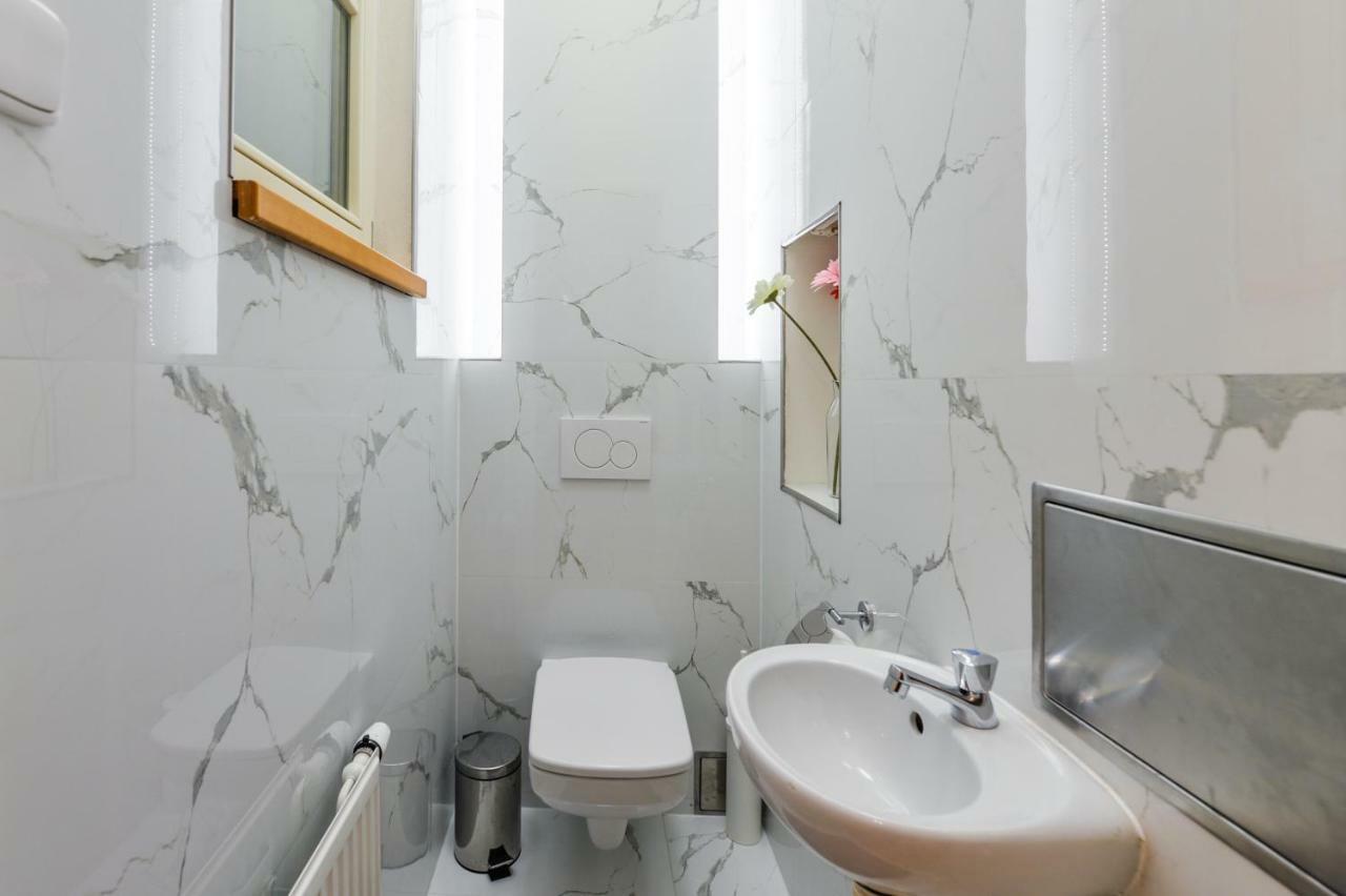 פראג Colorful Wenceslas Square Apartment מראה חיצוני תמונה